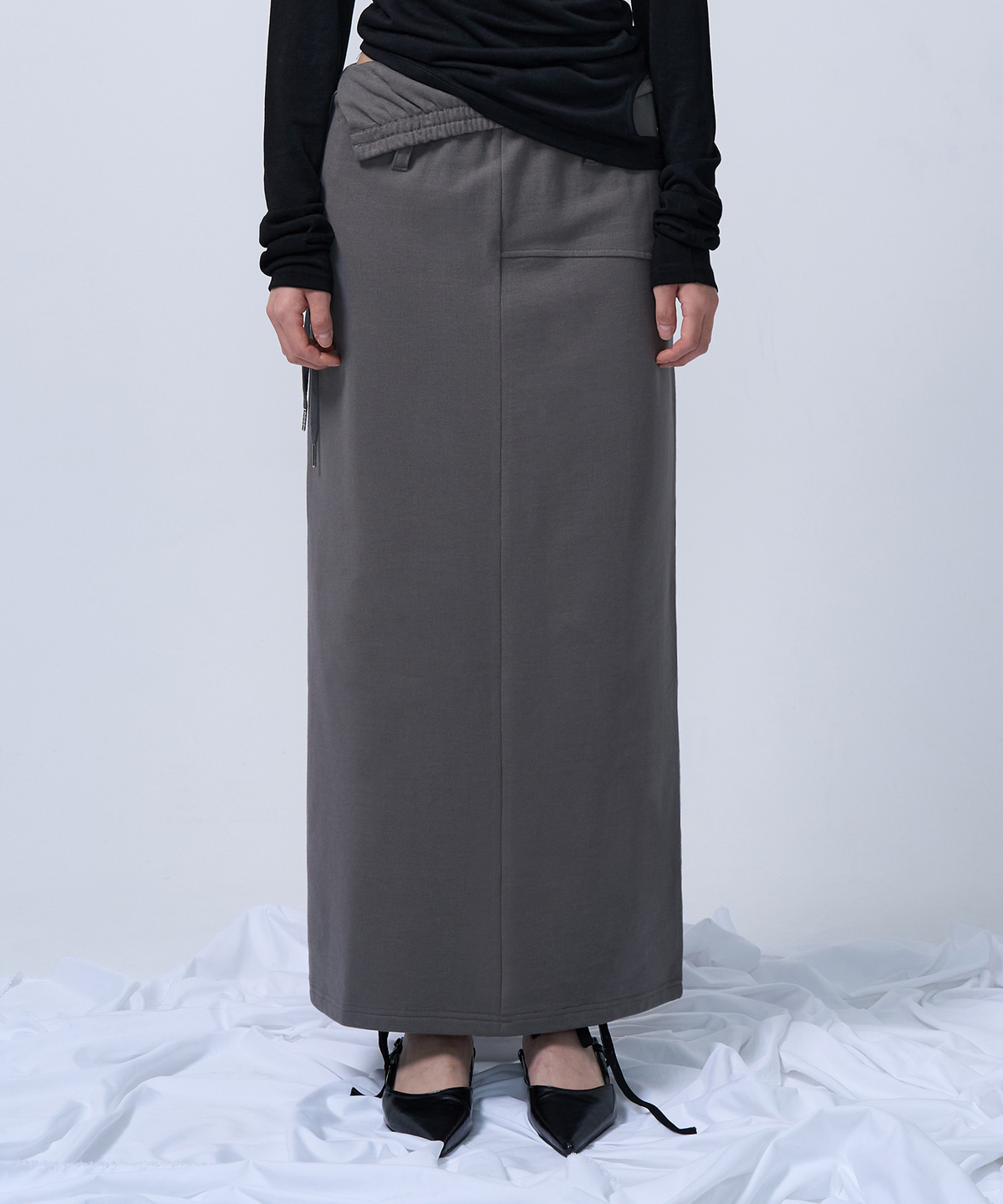 지제뮤지엄(ZIZEMUSEUM) FOLDING WAIST BAND MAXI SKIRT (CHARCOAL KHAKI)