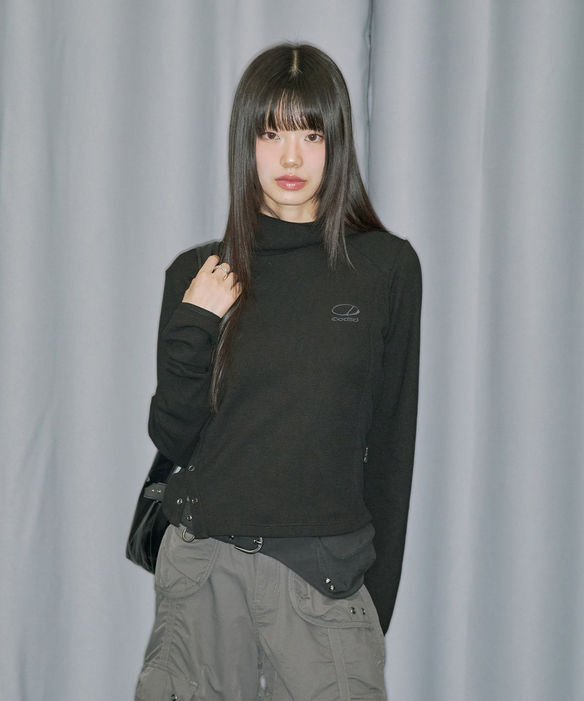 오드스튜디오(ODDSTUDIO) 사이드 스냅 와플 후드 롱슬리브 - BLACK