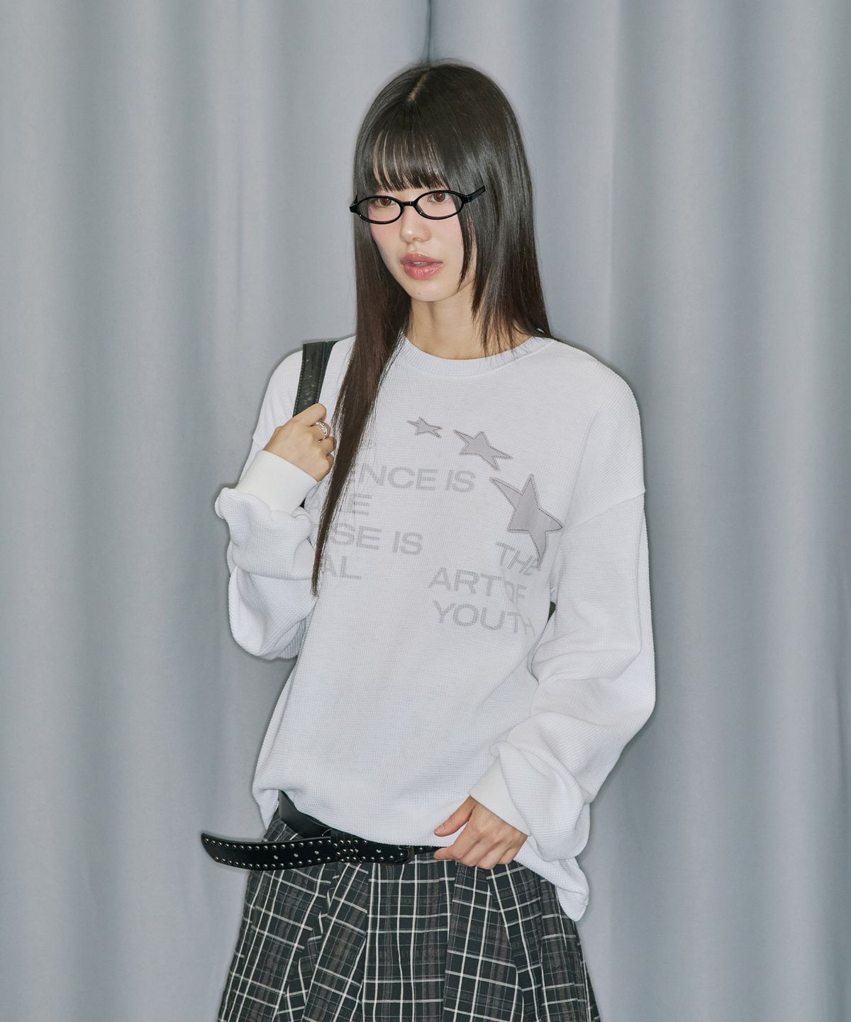 오드스튜디오(ODDSTUDIO) 스타 아플리케 와플 롱 슬리브 - OFF WHITE