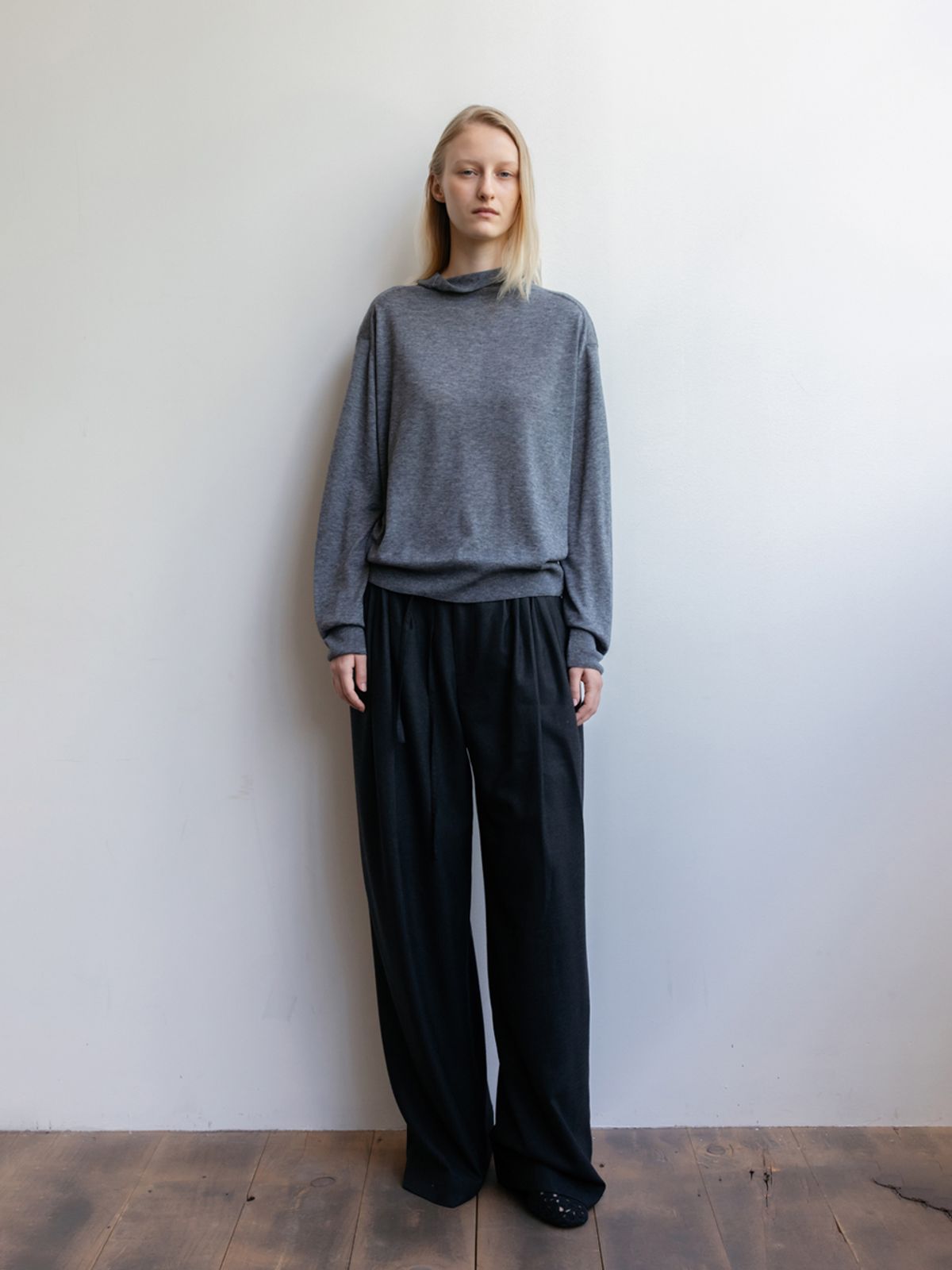 레이스(RRACE) Pintuck Wide Wool Pants_Charcoal