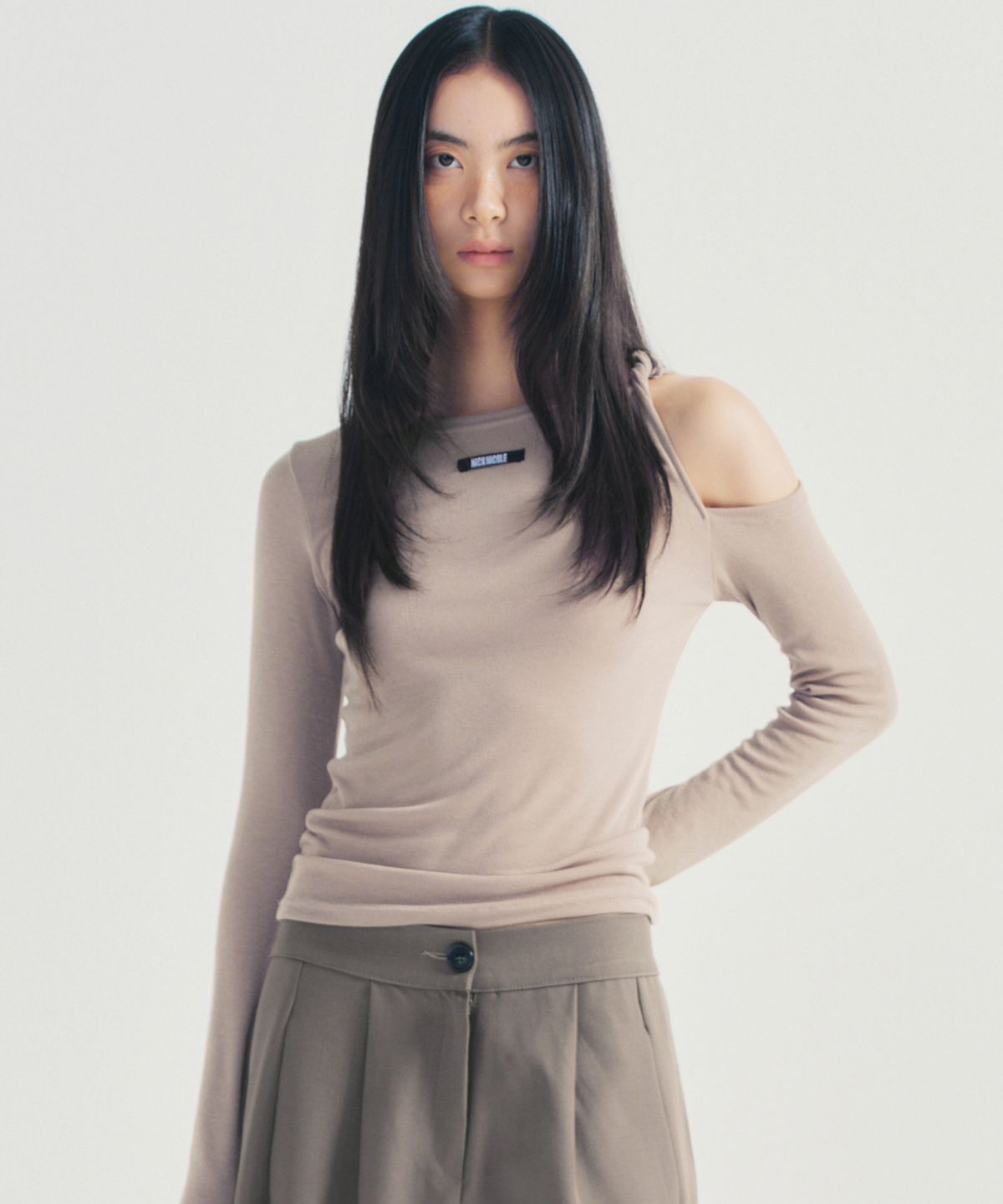 닉앤니콜(NICK&NICOLE) TWIST CUT OUT RIBBED SLEEVE TOP_BROWN
