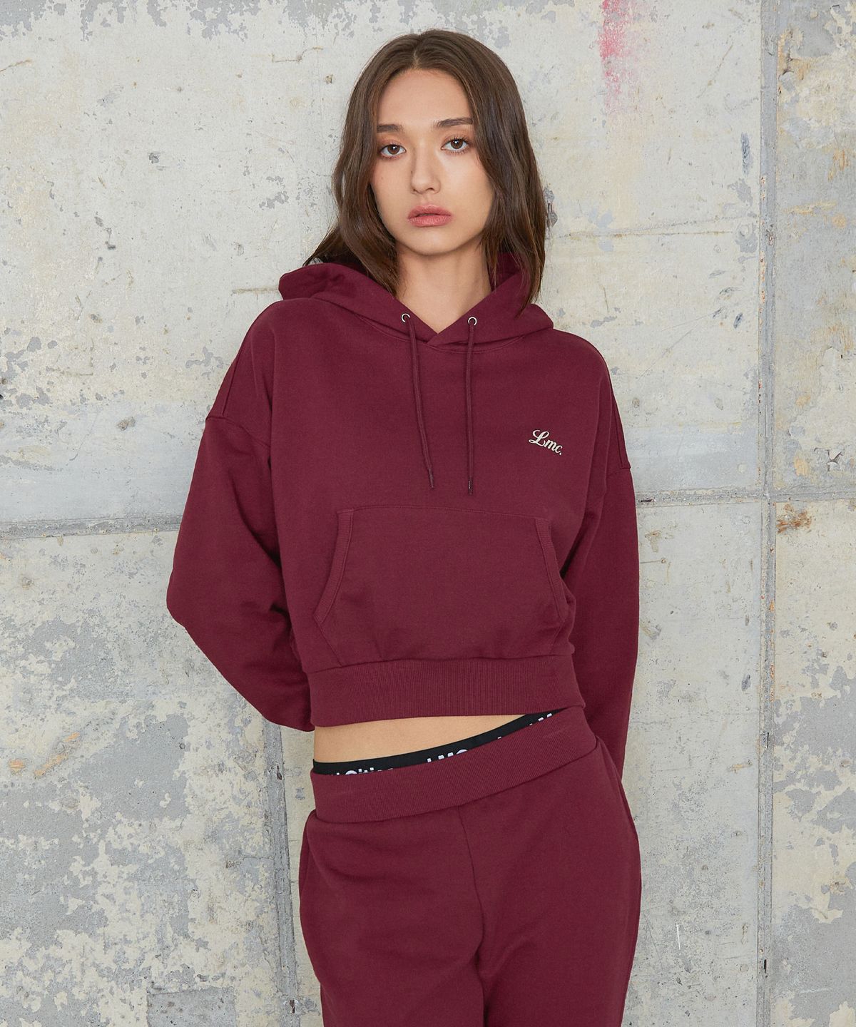 엘엠씨(LMC) WM BACK LETTERING CROPPED HOODIE burgundy