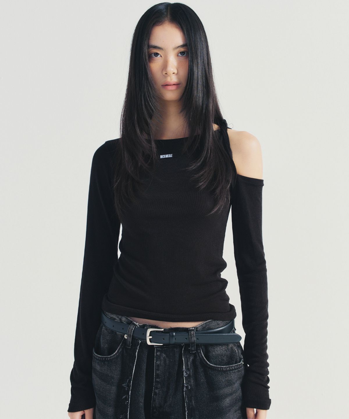 닉앤니콜(NICK&NICOLE) TWIST CUT OUT RIBBED SLEEVE TOP_BLACK