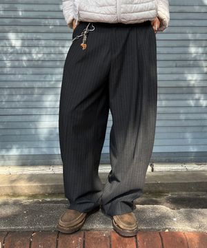 스트라이프 커브드 핀턱 슬랙스 [차콜]