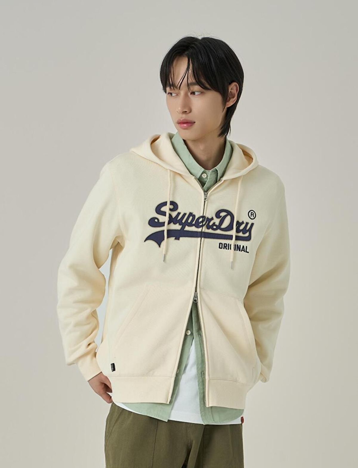 슈퍼드라이(SUPERDRY) 빈티지 로고 투웨이 후드집업 버터크림