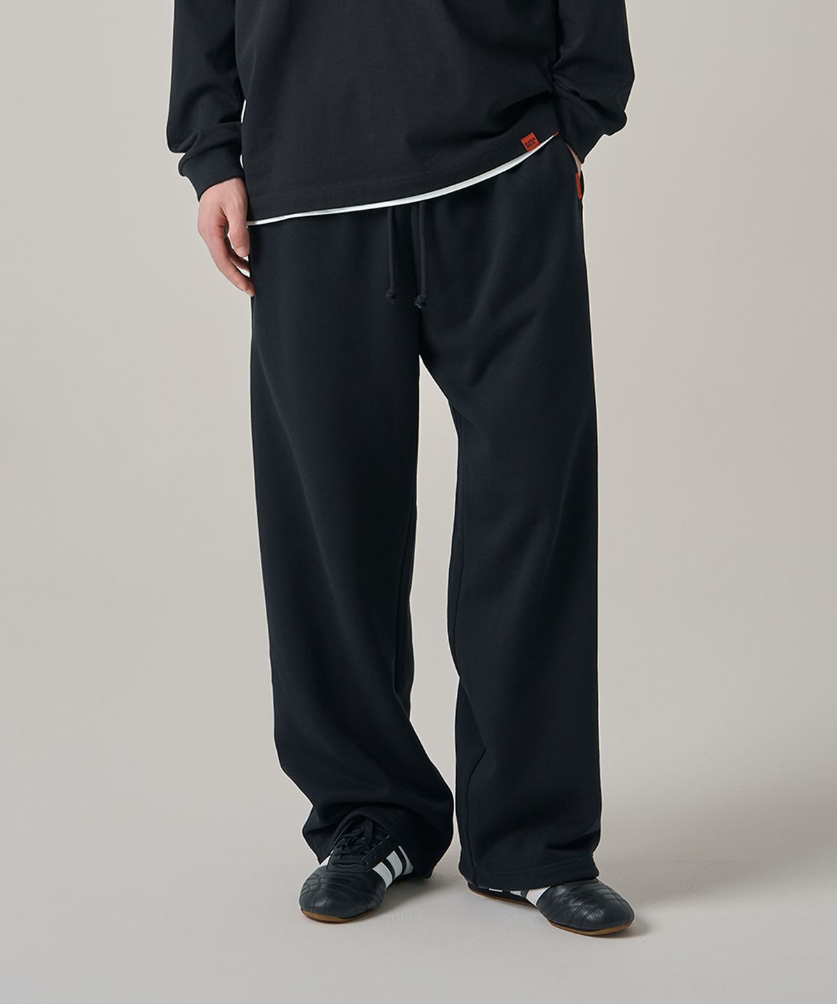 슈퍼드라이(SUPERDRY) 에센셜 스웻팬츠 블랙