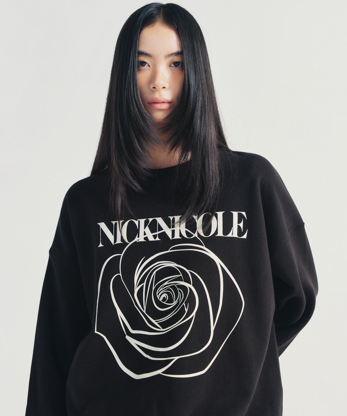 닉앤니콜(NICK&NICOLE) NICOLE ROSE PRINTING SWEATSHIRT_BLACK CREAM