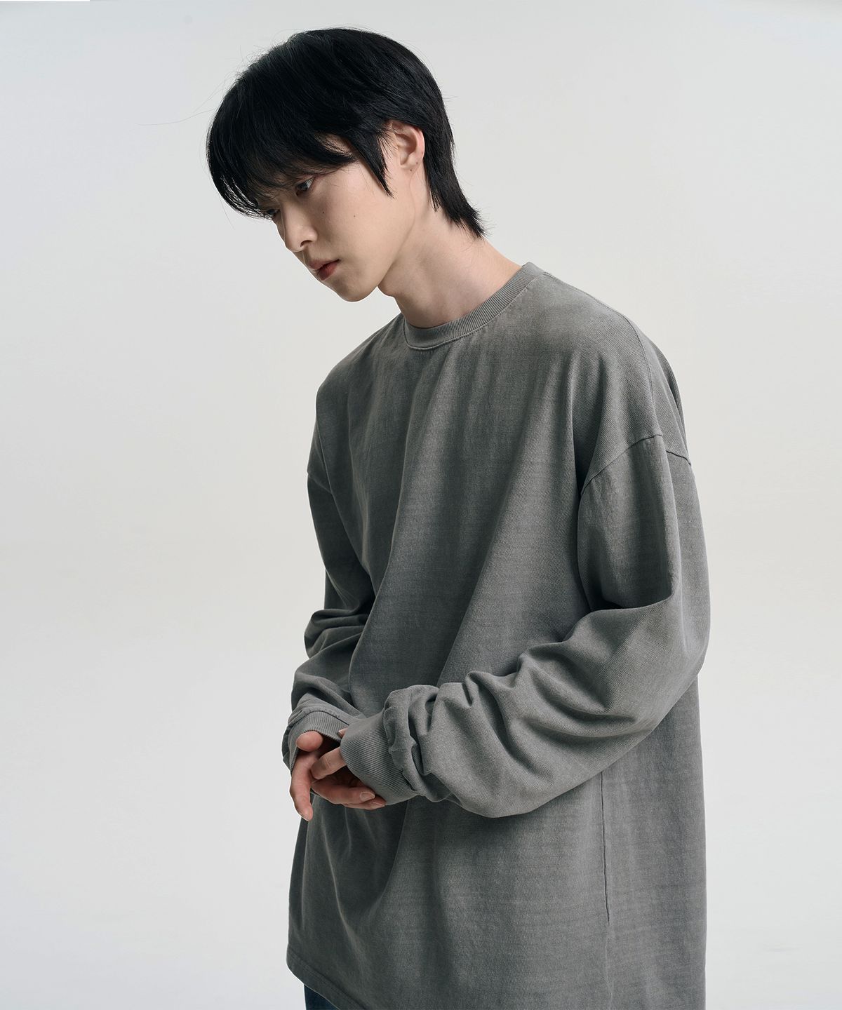 무븐(MOOVN) 빈티지 오버핏 피그먼트 롱슬리브 티셔츠 그레이