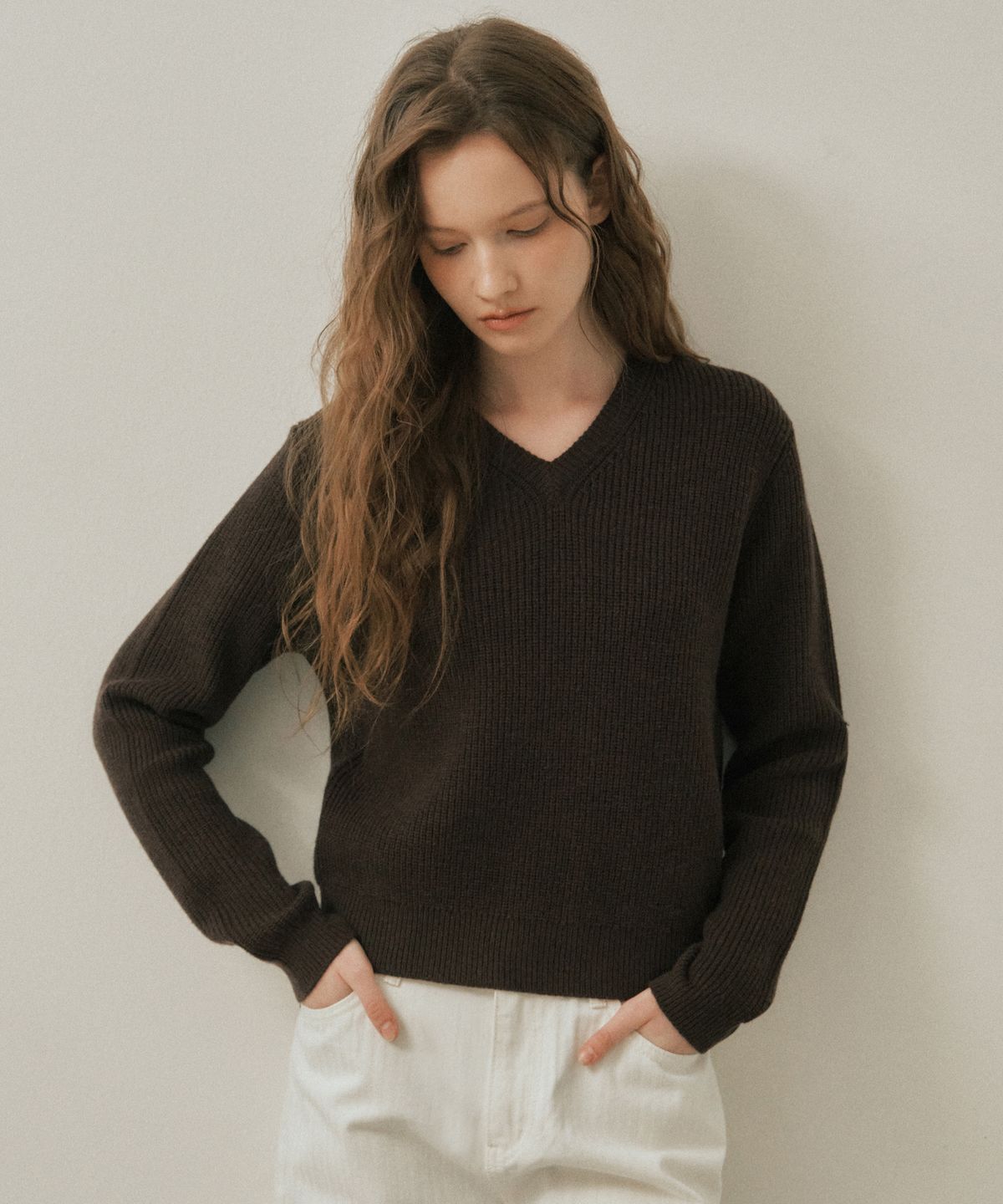 웬즈데이오아시스 포 우먼(WEDNESDAYOASISFORWOMEN) 블루밍 하찌 브이넥 니트_BROWN(WC25-KN52)