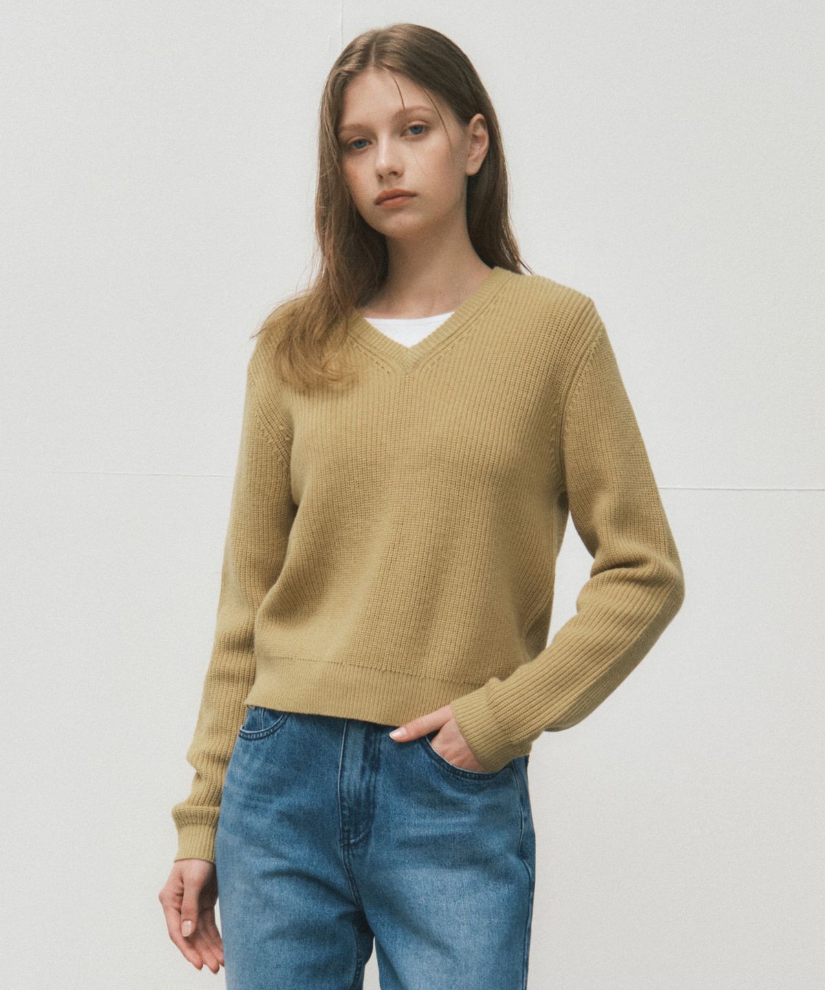 웬즈데이오아시스 포 우먼(WEDNESDAYOASISFORWOMEN) 블루밍 하찌 브이넥 니트_MUSTARD(WC25-KN52)
