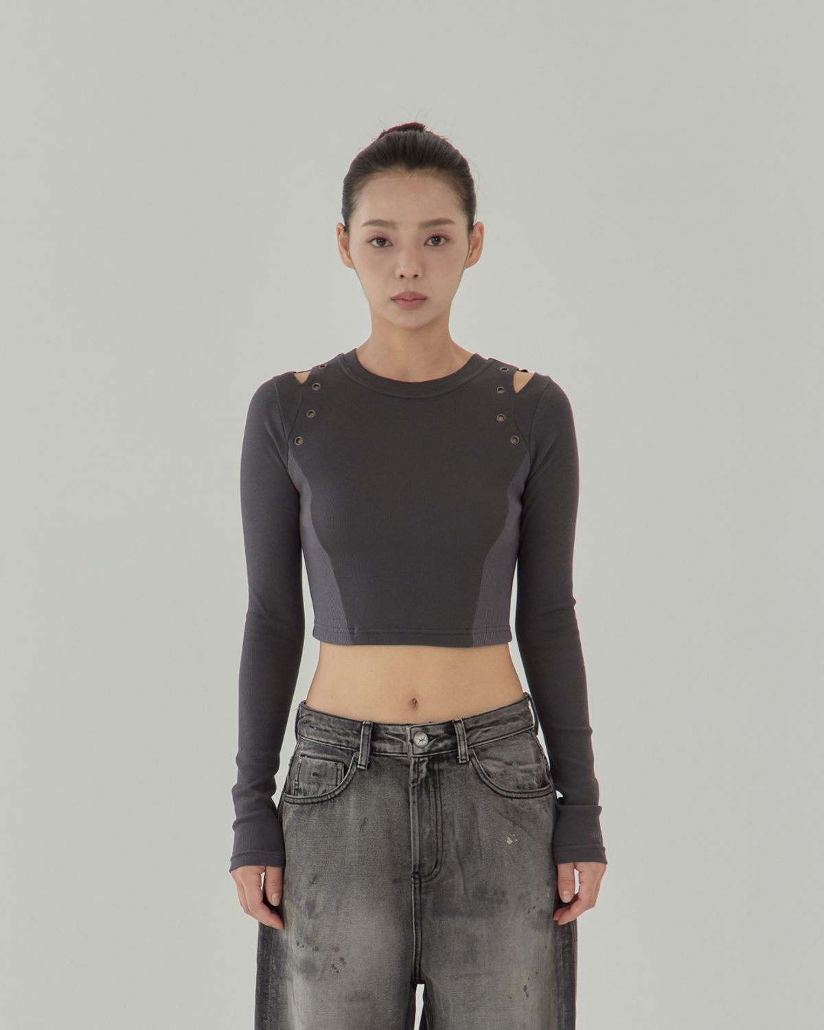 노 엑스트라 터치(NO EXTRA TOUCH) Eyelet Detail Crop Tee (Grey) / 25FWTS001GR