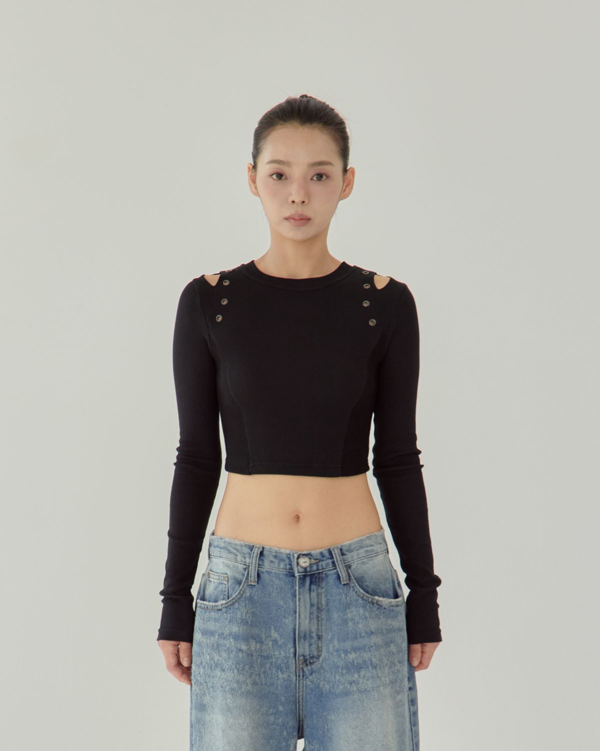 노 엑스트라 터치(NO EXTRA TOUCH) Eyelet Detail Crop Tee (Black) / 25FWTS001BK