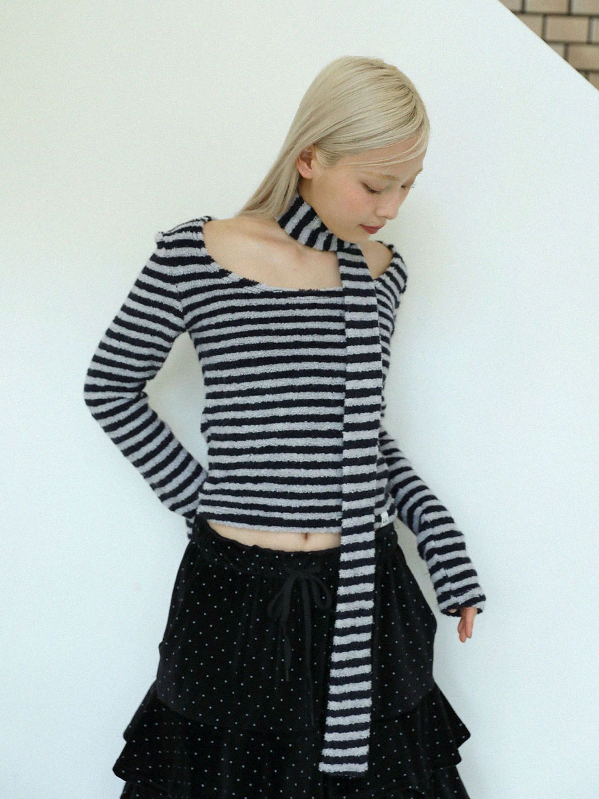 어글리쉐도우(UGLYSHADOW) 스카프 라운드 티셔츠(스트라이프 네이비)
