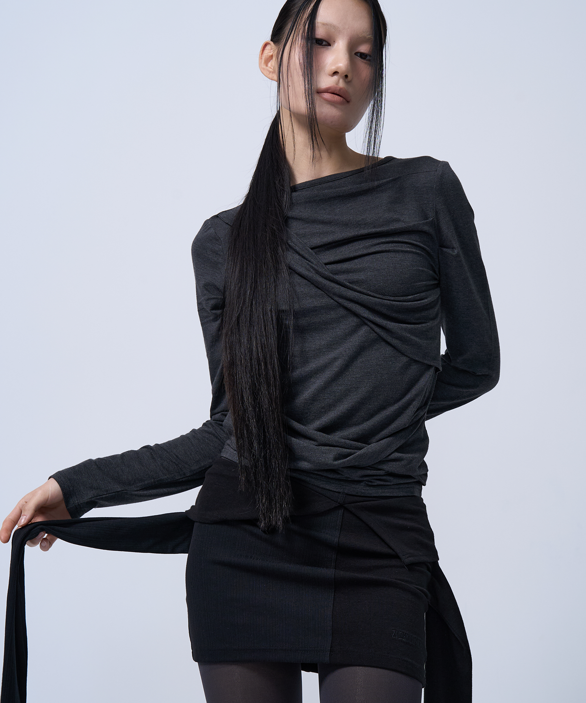 지제뮤지엄(ZIZEMUSEUM) TWIST DRAPE LONG SLEEVE TOP (MELANGE BLACK)