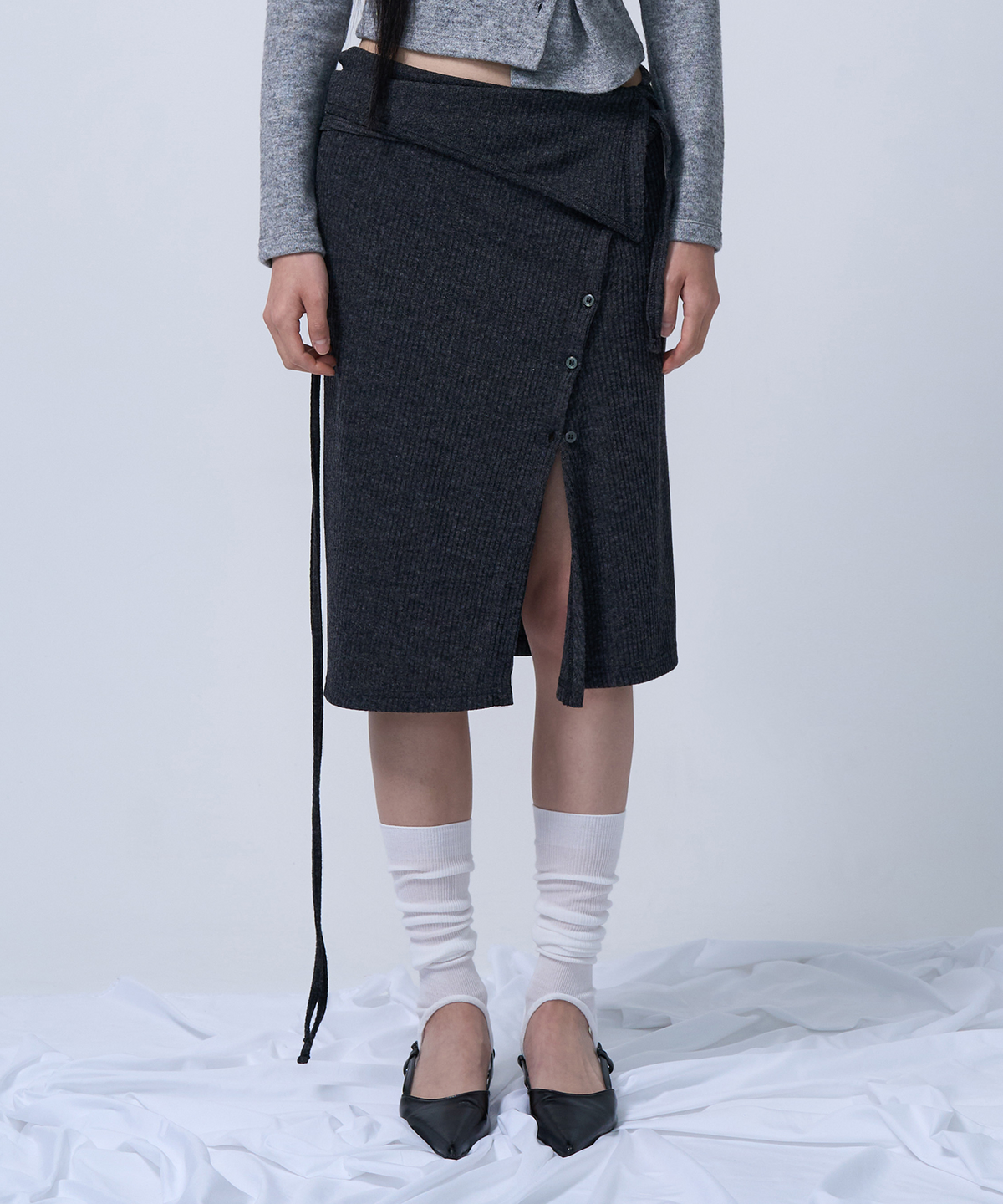 지제뮤지엄(ZIZEMUSEUM) LAYERABLE BUTTON WRAP SKIRT (MELANGE CHARCOAL)