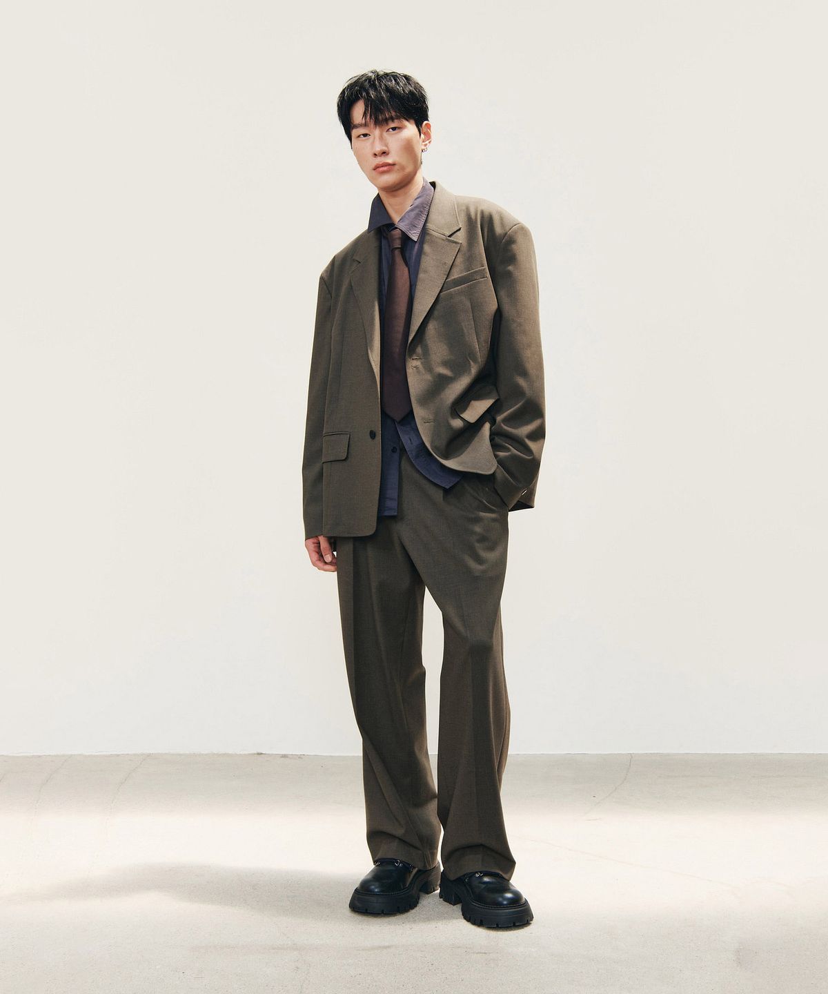 스튜디오 톰보이(STUDIO TOMBOY) [MEN] 투턱 슬랙스 팬츠_카키 9155331554