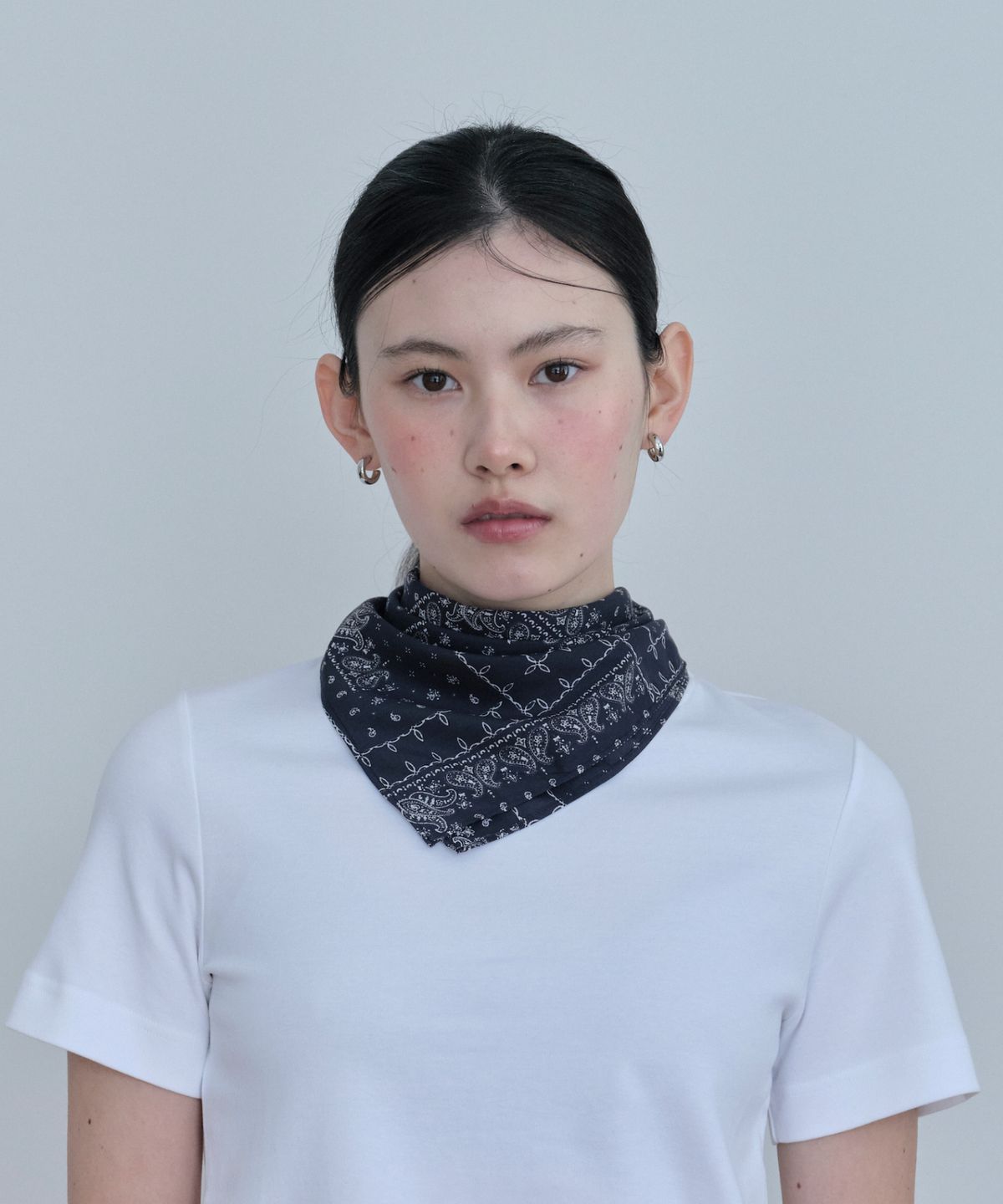 쓰로우(THROW) 실키 페이즐리 스퀘어 스카프 70