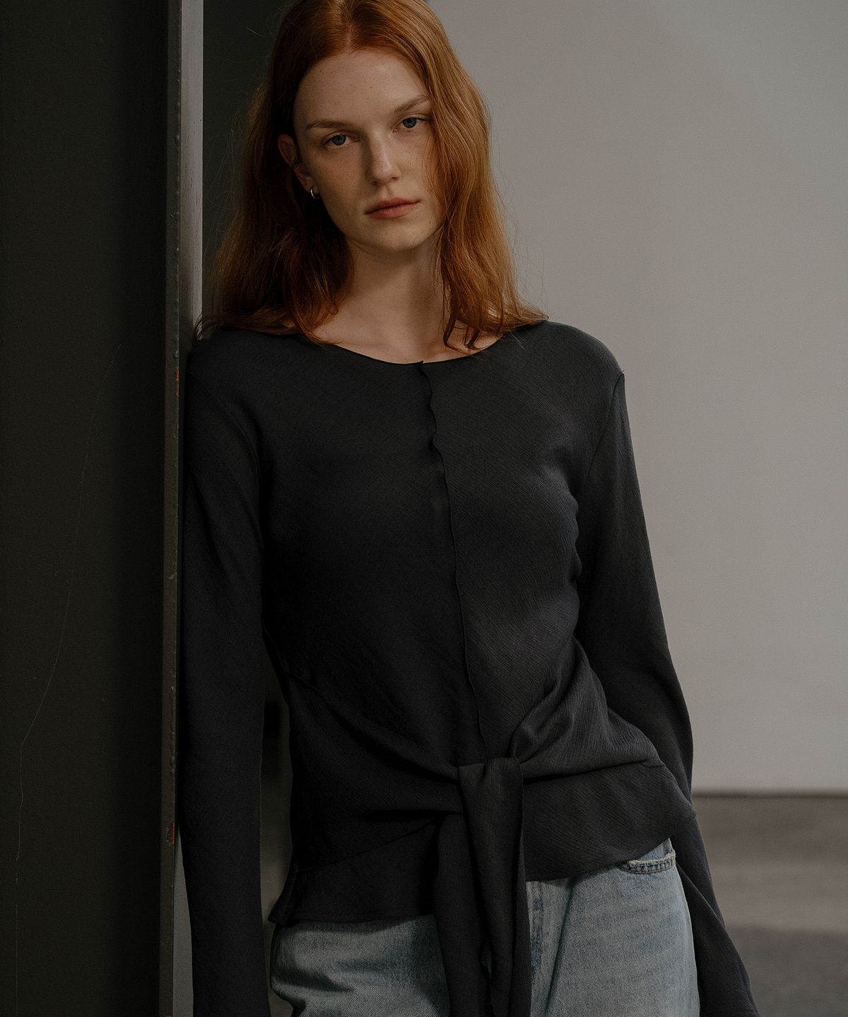 노운베러(KNOWNBETTER) Waist strap interlock blouse [KNFW03BL06]_Charcoal