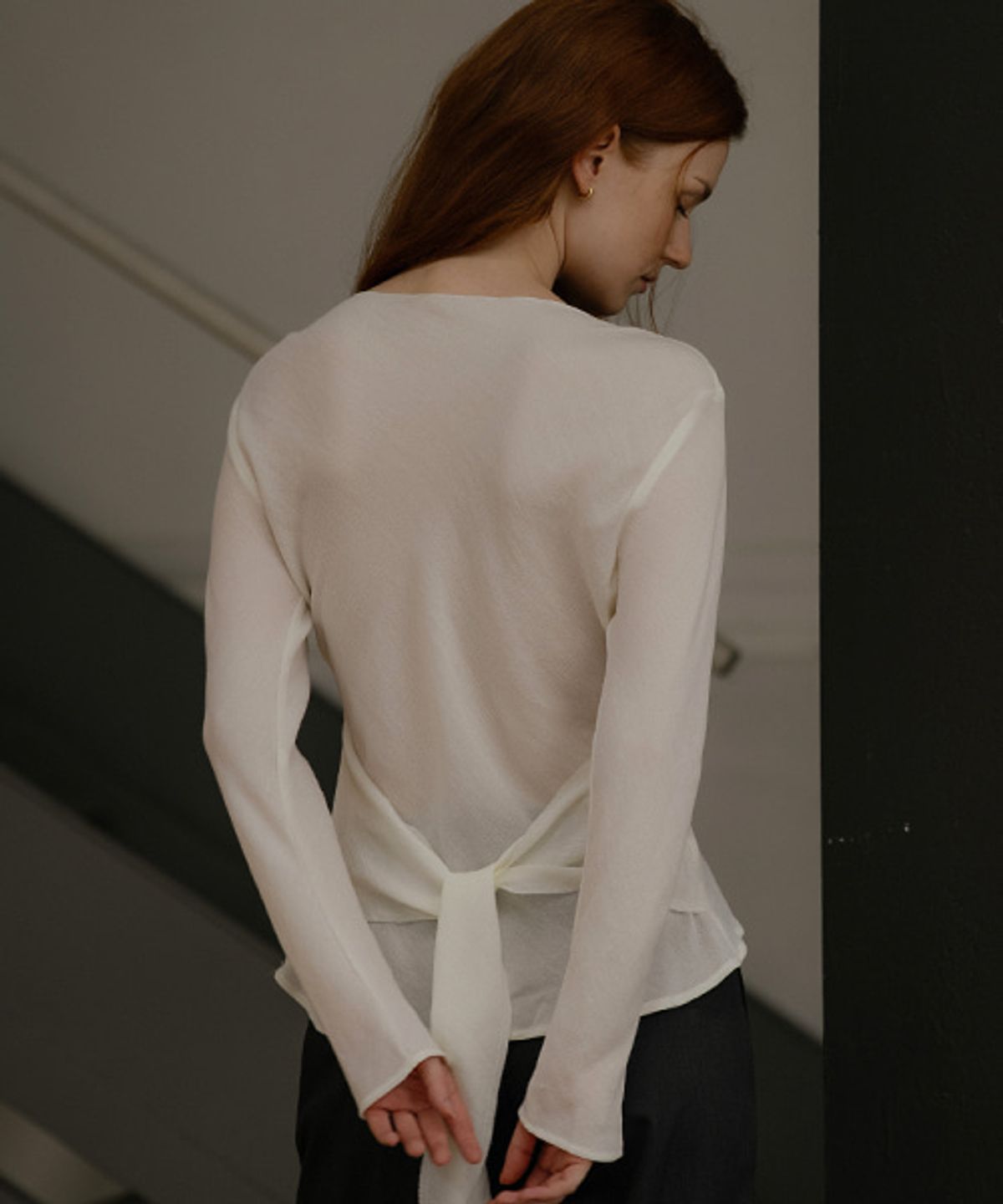 노운베러(KNOWNBETTER) Waist strap interlock blouse [KNFW03BL05]_Ivory