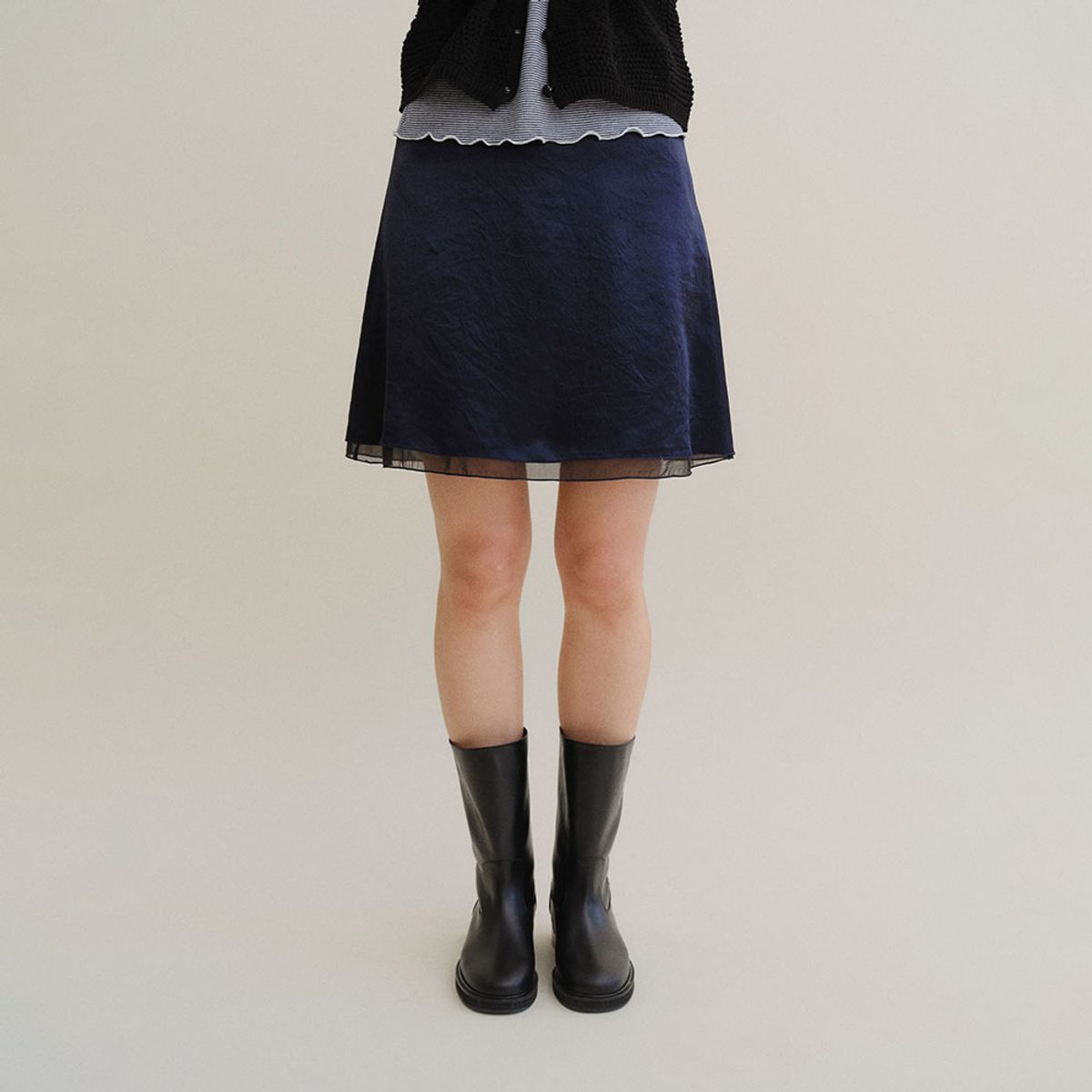 호와스(HOWUS) GLIMMER MINI SATIN SKIRT (NAVY)