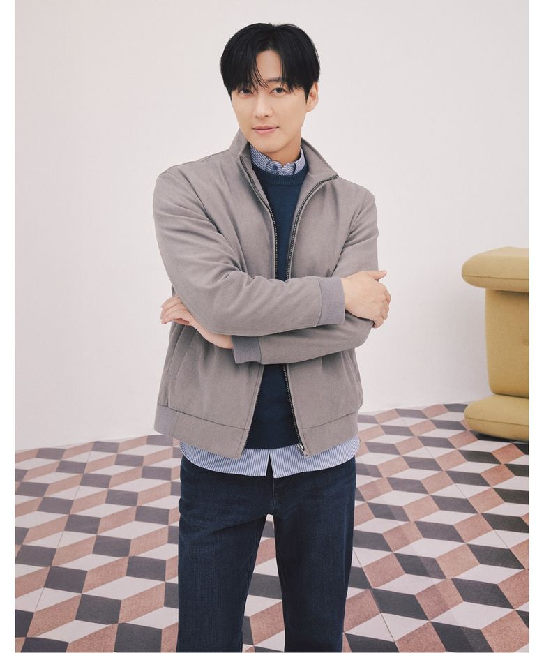 슬림핏 데님 팬츠_MIUDL5F8281