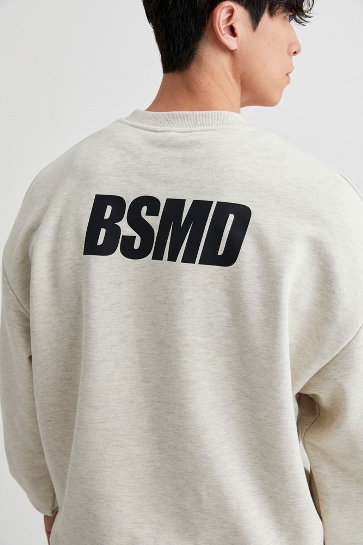 비스트모드(BSMD) 백로고 오버핏 스웻 셔츠 맨투맨