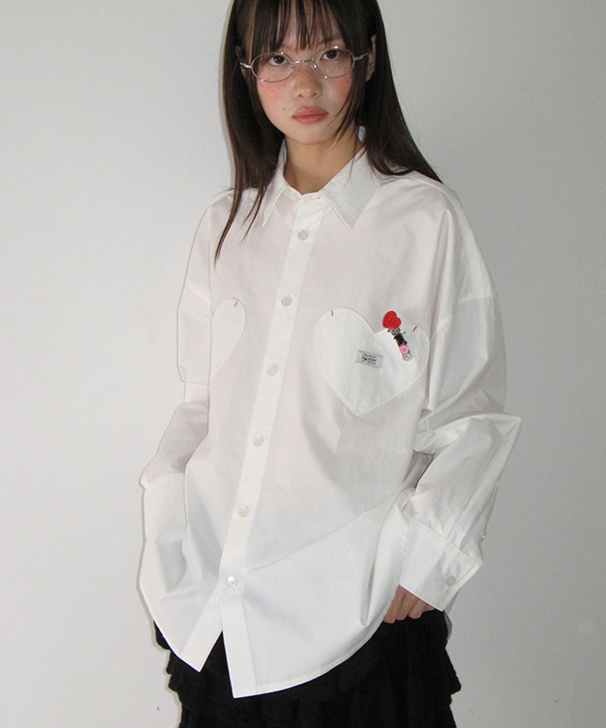 론론(RONRON) DOUBLE HEART POCKET OVER FIT SHIRT WHITE