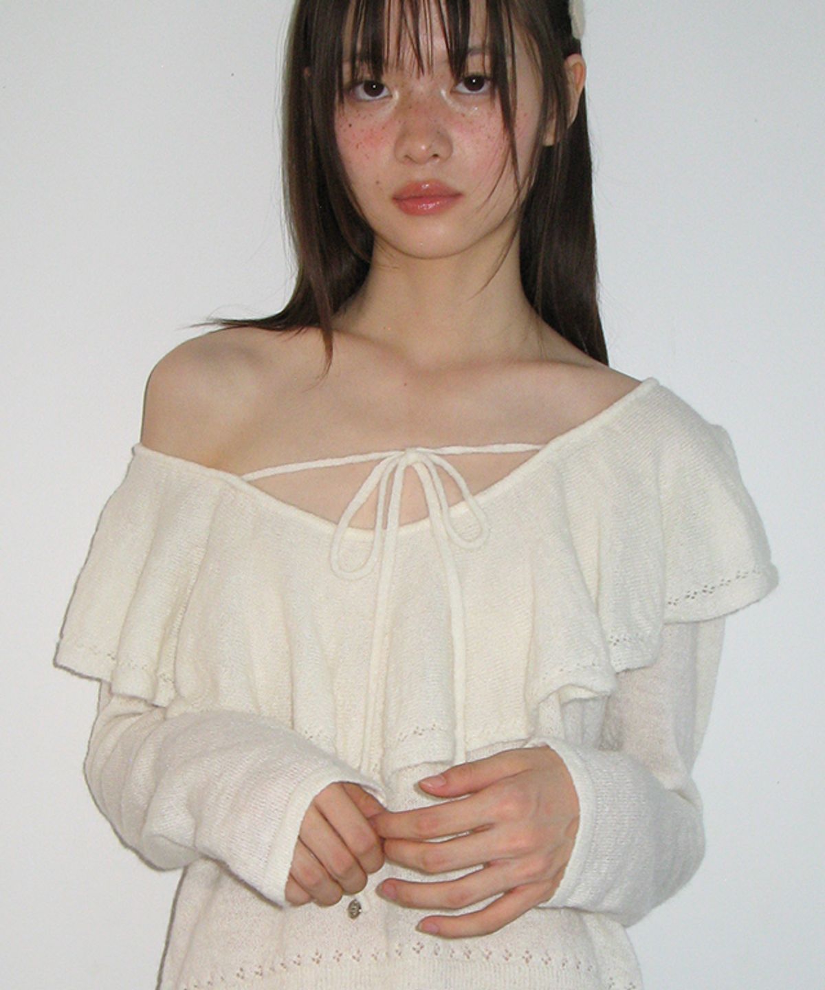 론론(RONRON) RUFFLE SKASHI KNIT BLOUSE IVORY