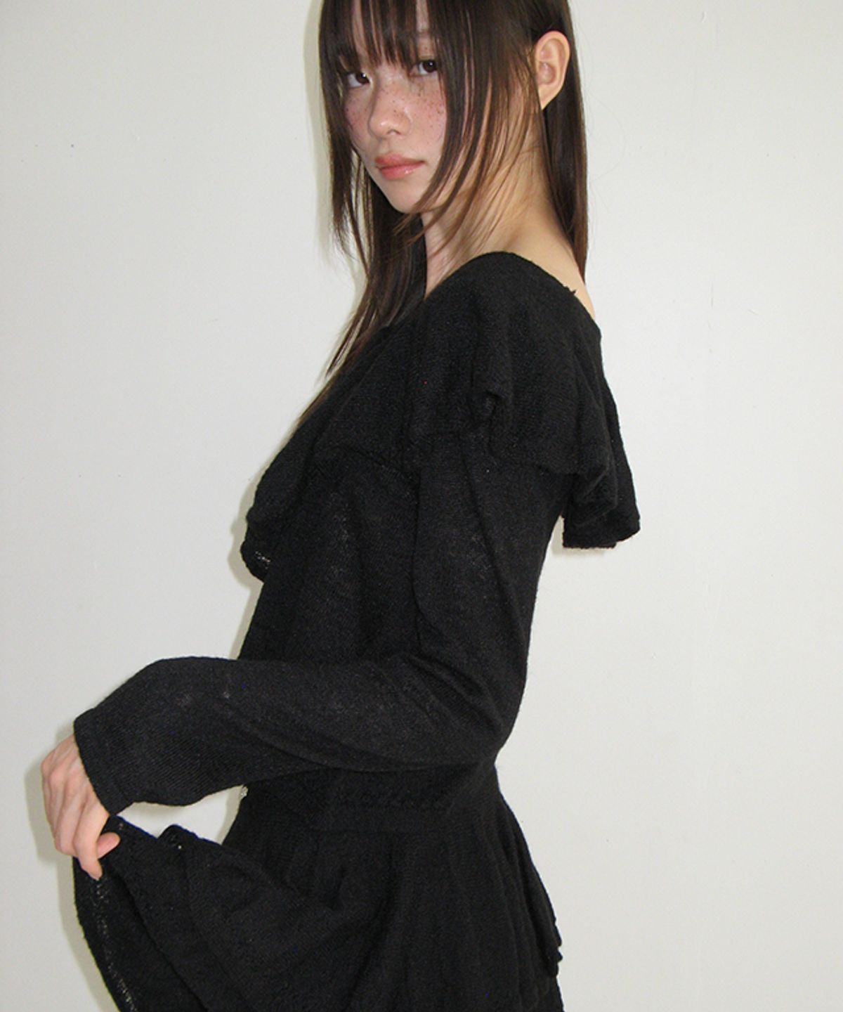 론론(RONRON) RUFFLE SKASHI KNIT BLOUSE BLACK
