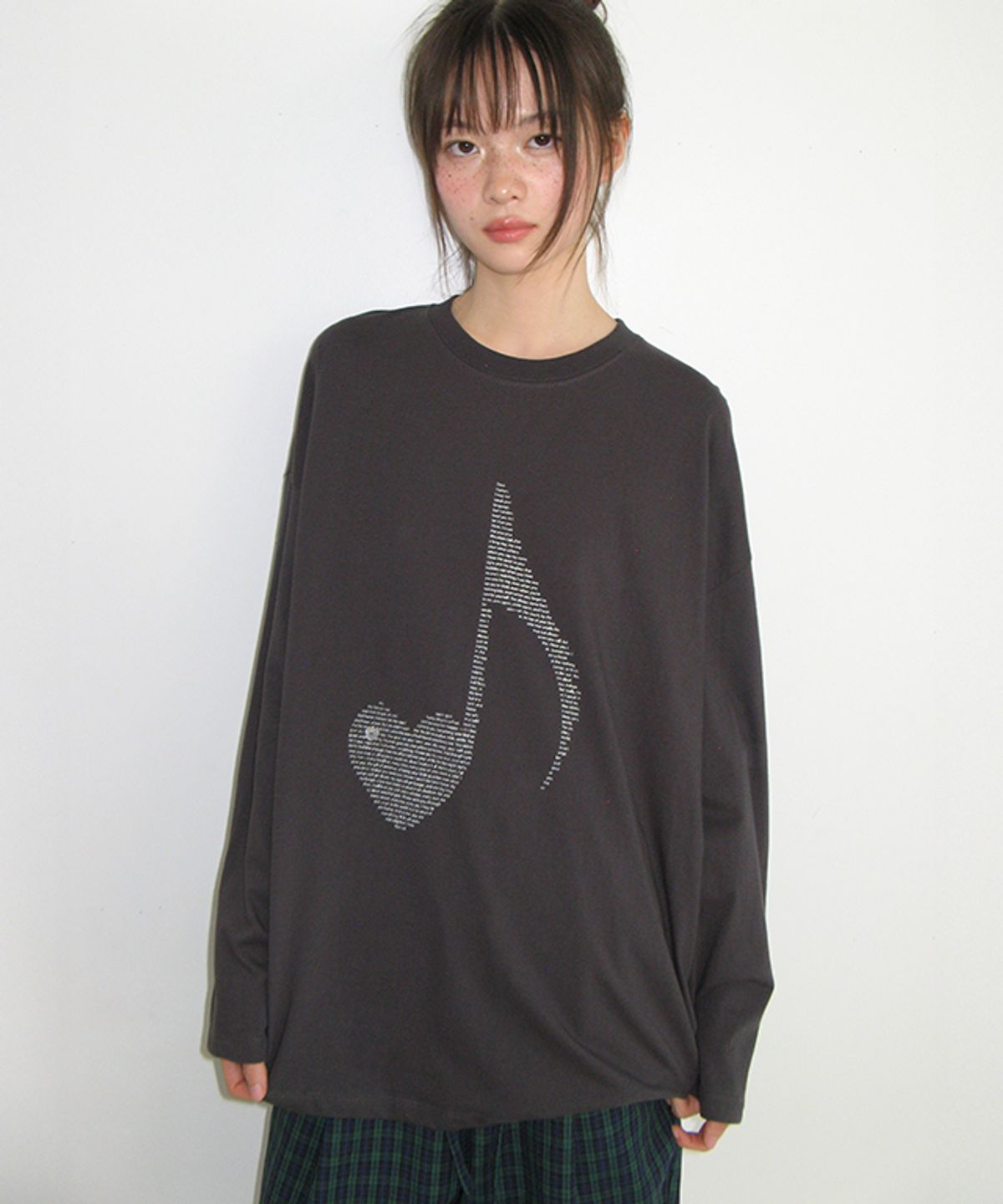 론론(RONRON) HEART NOTE TYPE OVER FIT LONG SLEEVE CHARCOAL