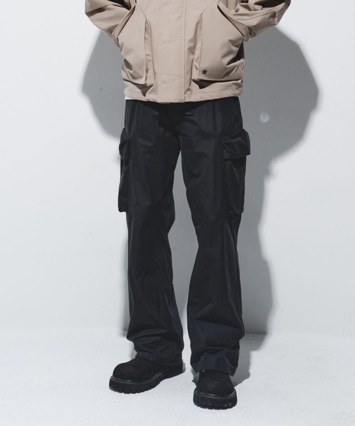 칼라파타르(KALAPATTHAR) BELTED SIGNATURE WIDE CARGO PANTS - BLACK