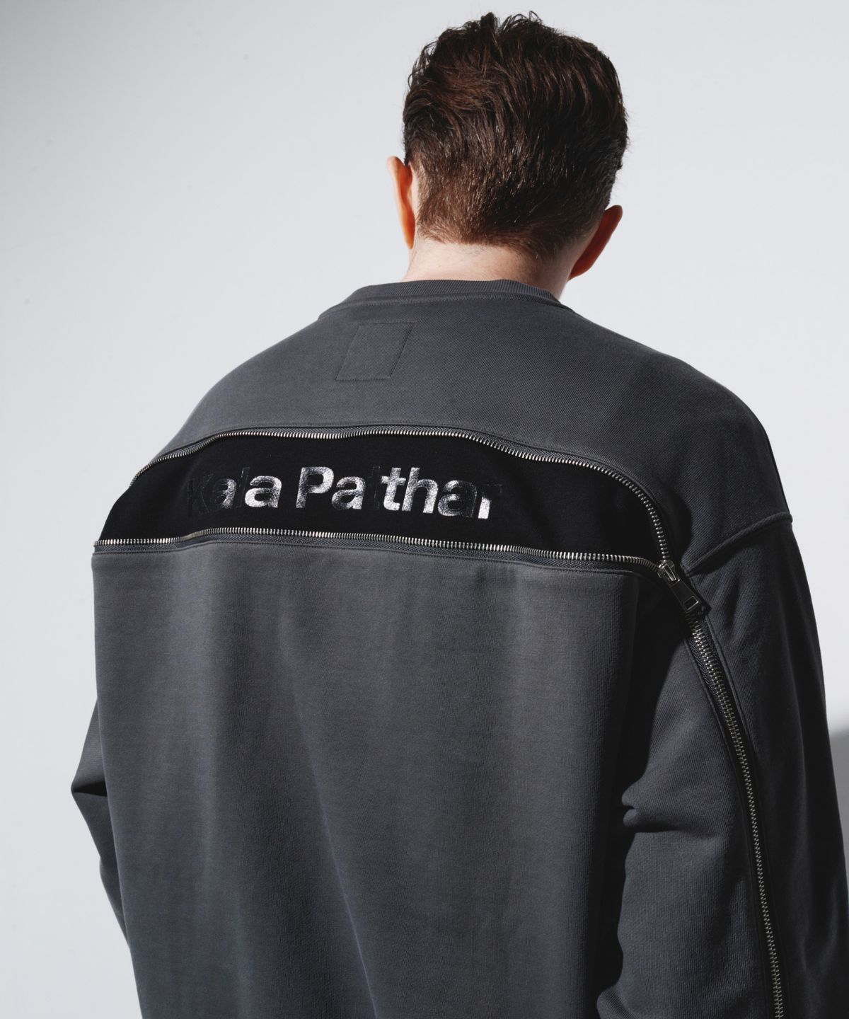 칼라파타르(KALAPATTHAR) BACK ZIPPER SWEATSHIRT - GRAY