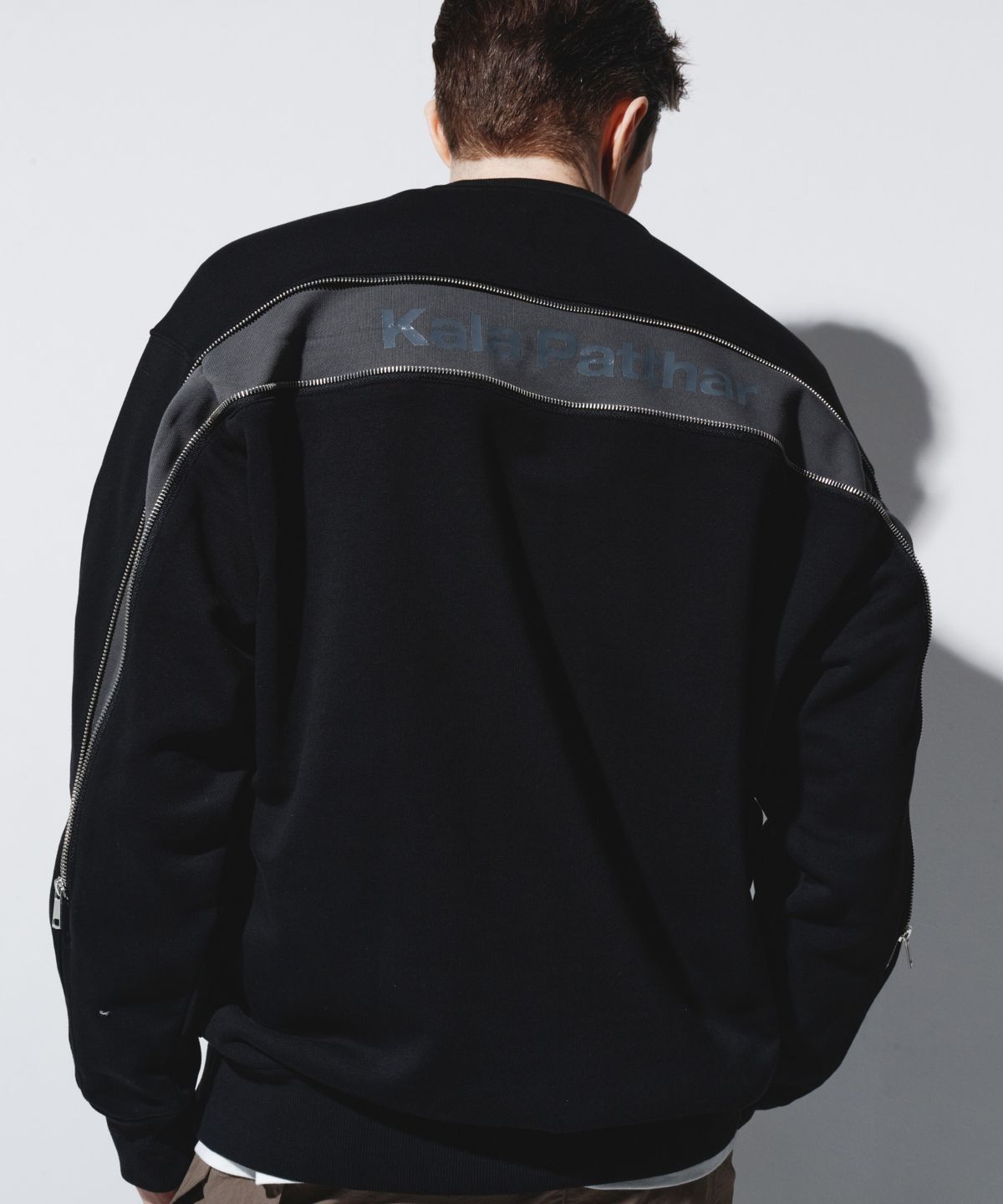 칼라파타르(KALAPATTHAR) BACK ZIPPER SWEATSHIRT - BLACK
