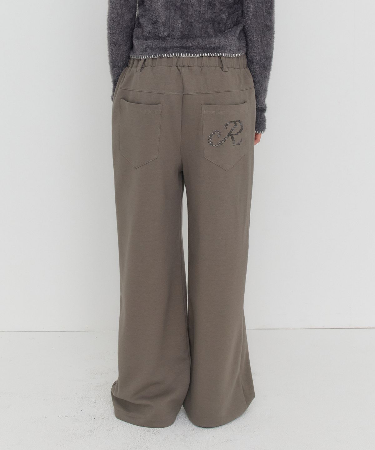 디어스토커(DEARSTALKER) R STUD LOGO SWEAT PANTS - KHAKI