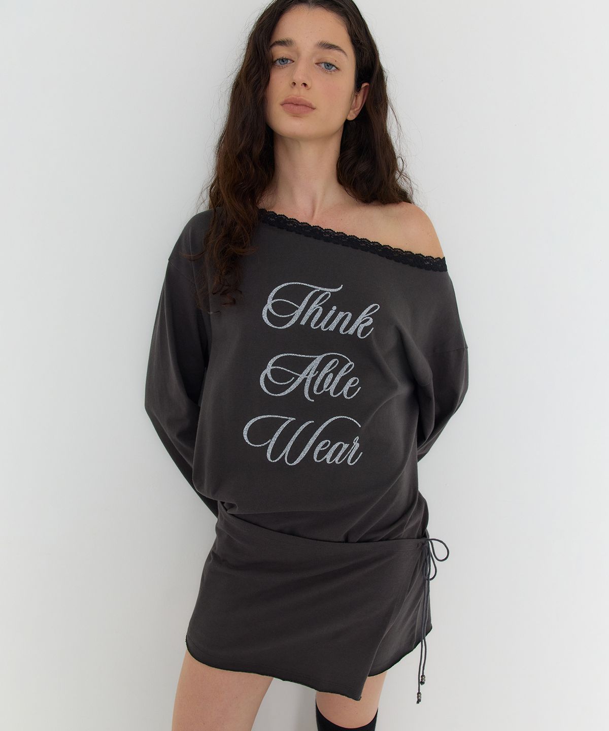 디어스토커(DEARSTALKER) TAW ONE SHOULDER WRAP T - CHARCOAL