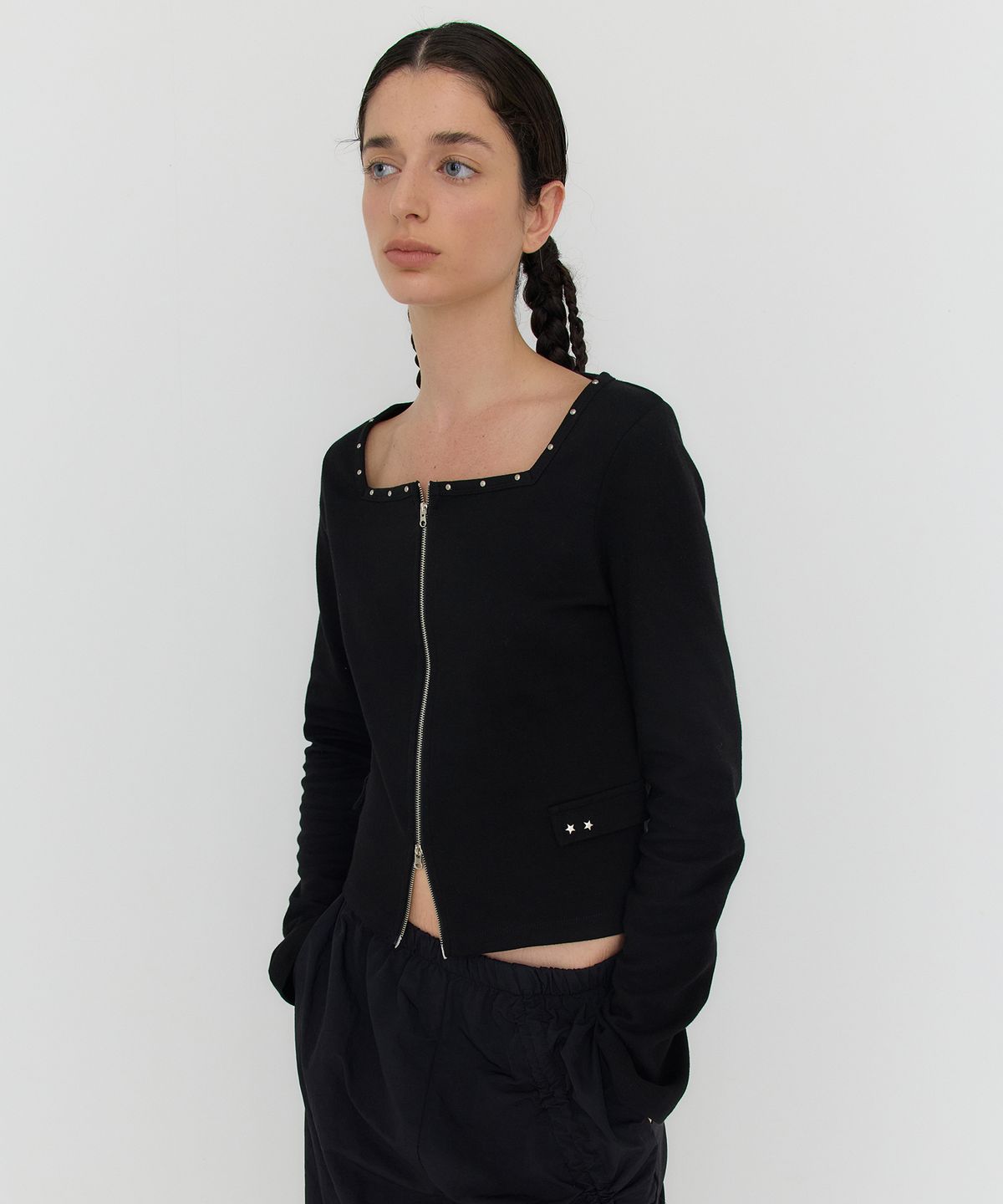 디어스토커(DEARSTALKER) SOLID SQUARE-NECK ZIP-UP - BLACK