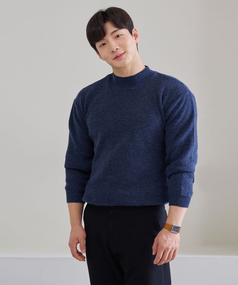 어깨넓어보이는 머슬핏 남자 반폴라 니트