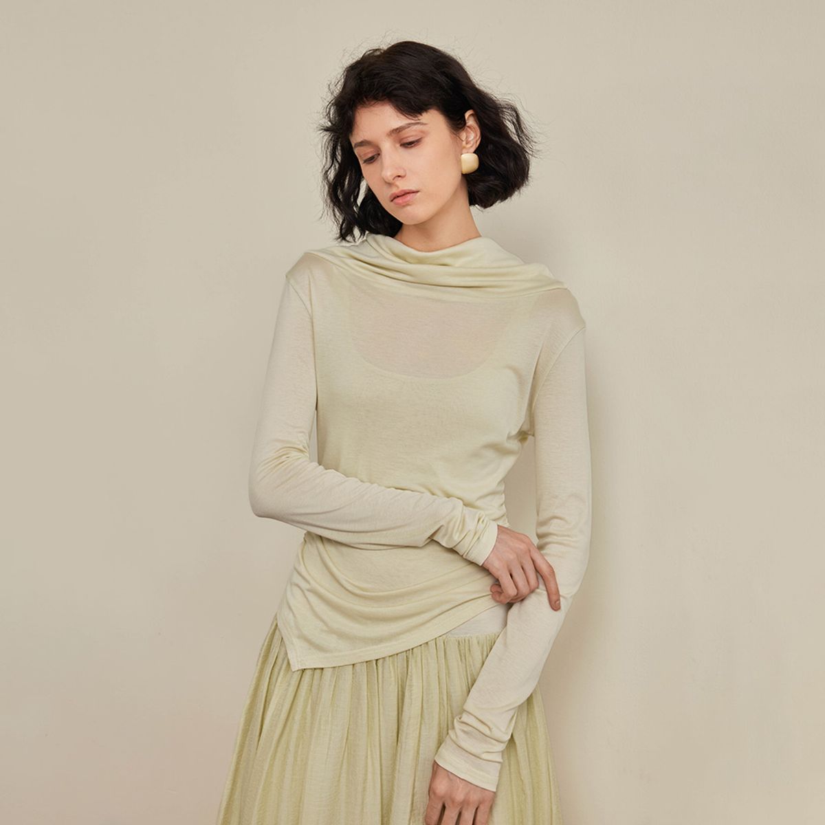 와이와이아이엠(YYIAM) YY_Slanted slit swing neck top
