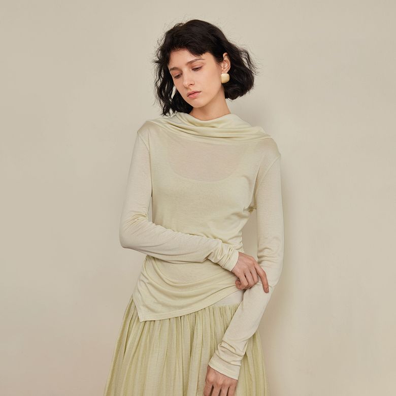 YY_Slanted slit swing neck top