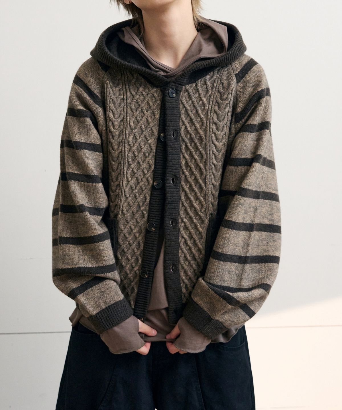 이스트서비스샵(eastserviceshop) 스트라이프 케이블 니트 후드 가디건 - 트러플 브라운