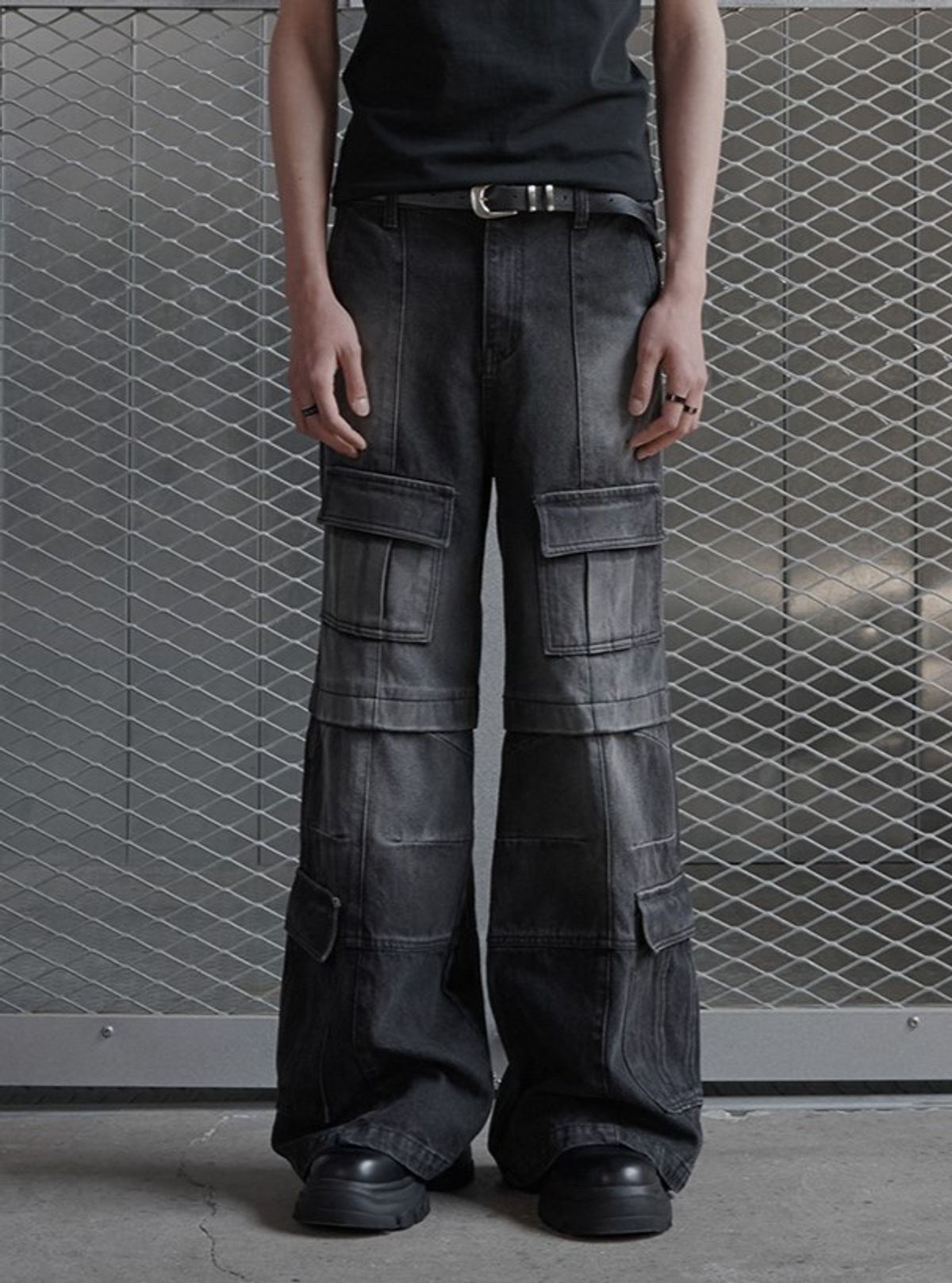 르렌느(LERENNE) Multi Pocket Cargo Flare Denim Pants - Black