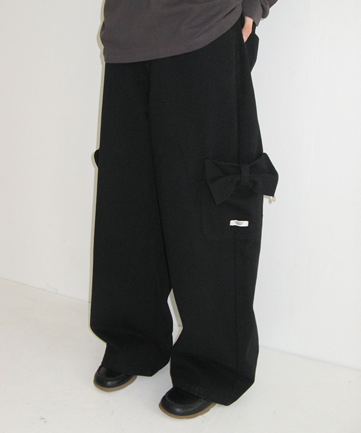 론론(RONRON) RIBBON POCKET CARGO DENIM PANTS BLACK