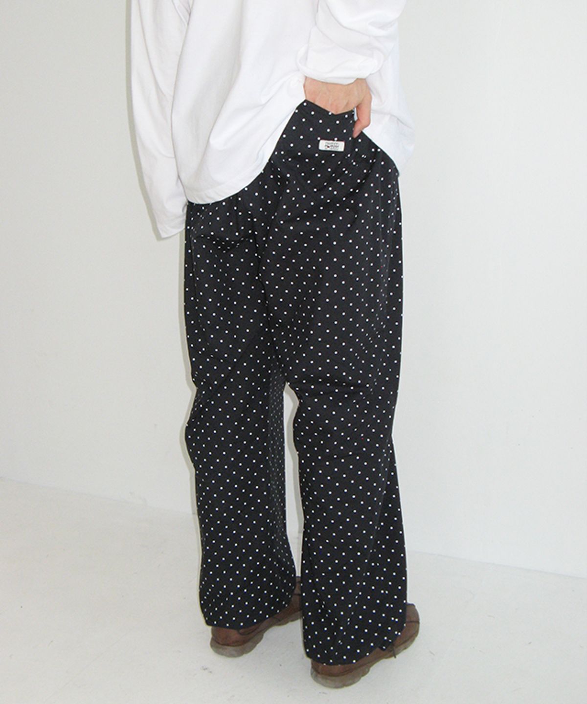 론론(RONRON) BACK HEART POCKET BANDING JOGGER PANTS NAVY DOT