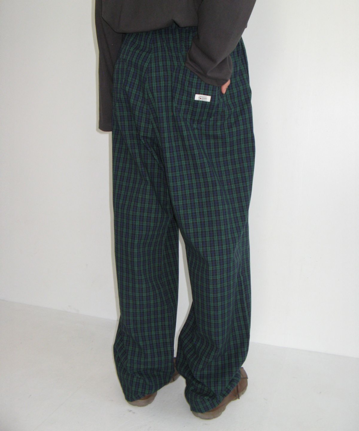 론론(RONRON) BACK HEART POCKET BANDING JOGGER PANTS GREEN CHECK