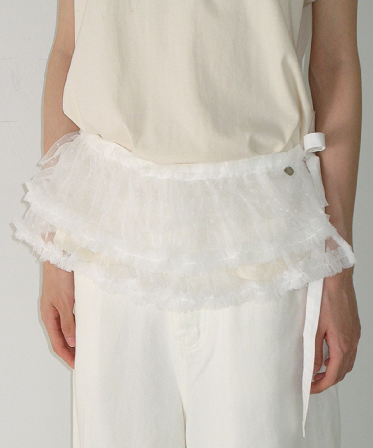 론론(RONRON) FLUFFY DOT RUFFLE MESH BELT WHITE