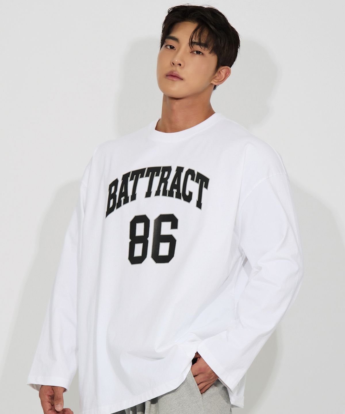 베트랙트(BATTRACT) BACK 넘버 아치 그래픽 롱 슬리브 화이트