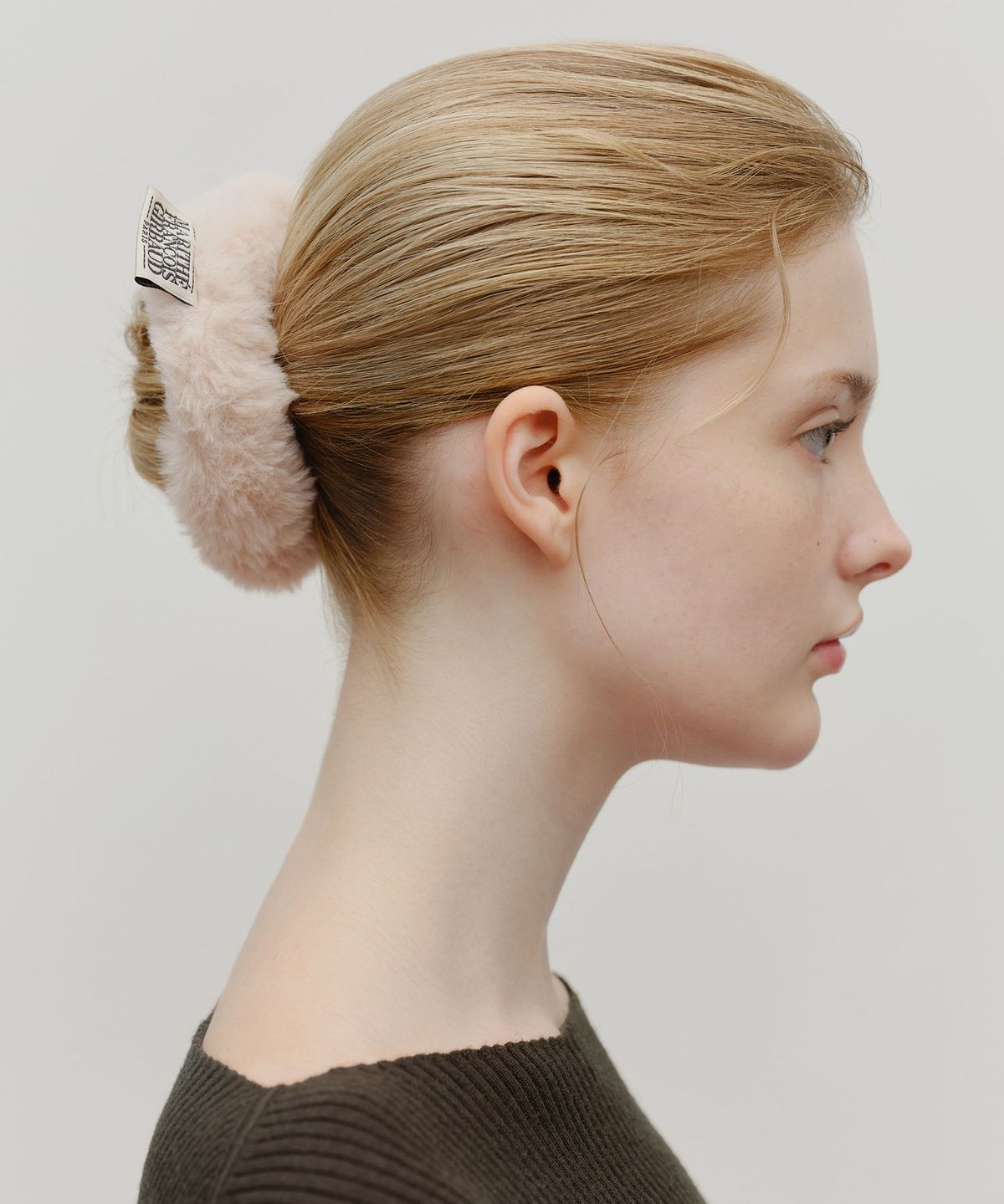 마리떼 프랑소와 저버(MARITHÉ + FRANҪOIS GIRBAUD) CLASSIC LOGO FUR SCRUNCHIE baby pink