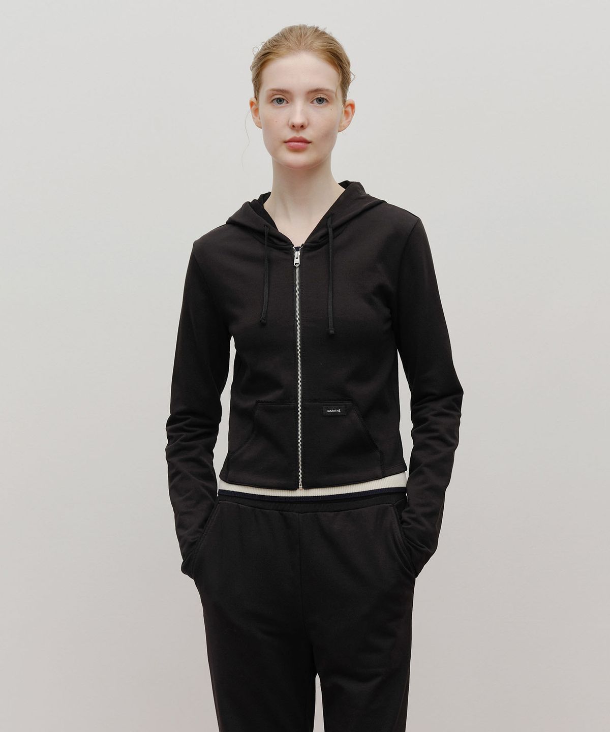 마리떼 프랑소와 저버(MARITHÉ + FRANҪOIS GIRBAUD) W SLIM FIT CROP HOODIE ZIPUP black