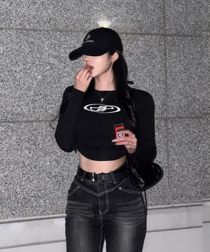 우먼스 미들 로고 베이직 라운딩 티셔츠_블랙