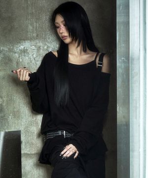 버클 원숄더 맨투맨 블랙